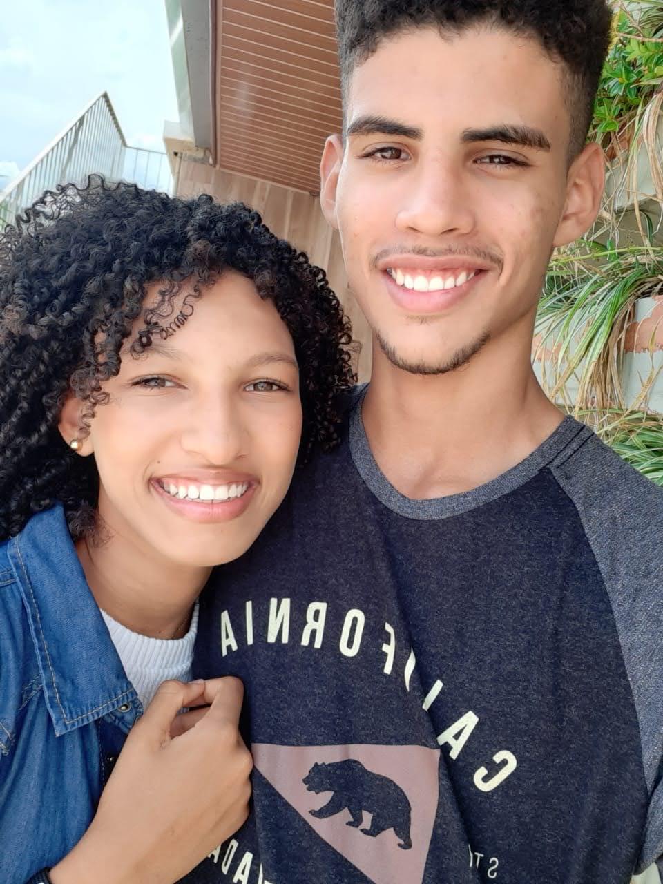 Thielly e Davi sorrindo juntos